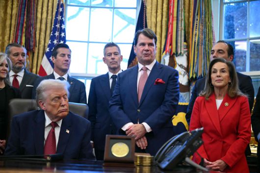 짐 팔리 포드 최고경영자(오른쪽에서 3번째)가 3일(현지시간) 미국 백악관 오벌오피스에서 도널드 트럼프 대통령이 발표한 기업평균연비제(CAFE) 규제 완화 방안을 환영한다는 발언을 하고 있다. AFP=연합뉴스