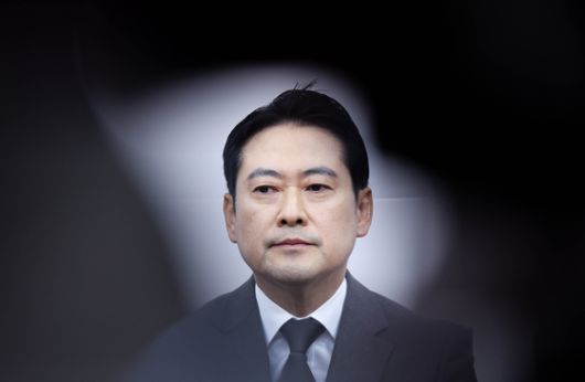 이성권 의원을 비롯한 국민의힘 초·재선 의원들이 3일 서울 여의도 국회 소통관에서 가진 비상계엄 1년 성찰과 반성 기자회견에서 고개 숙여 사과하고 있다. 우상조 기자