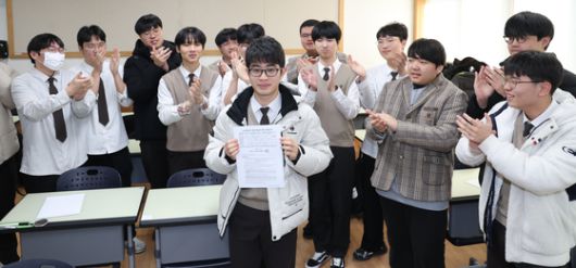 2026학년도 수능 만점자인 전주한일고 3학년 이하진(18)군이 5일 교실에서 친구들의 축하를 받고 있다. 뉴스1