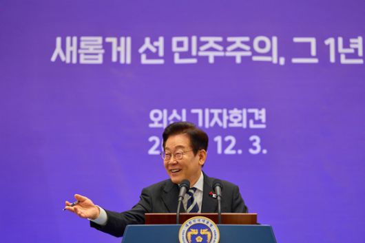 통일부가 제작한 '납북자·억류자·국군포로를 잊지 않겠다'는 의미를 담은 정부 최초의 상징물인 '세송이 물망초' 배지의 모습. 사진 통일부