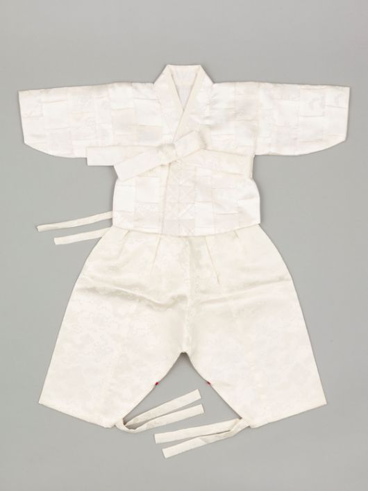 국립민속박물관은 2025년 12월 3일부터 2026년 5월 10일까지 기획전시실 1에서 특별전 '출산, 모두의 잔치'를 연다. 사진은 남자아이 백일옷으로 천 백조각을 꿰매 만든 저고리다. 사진 국립민속박물관