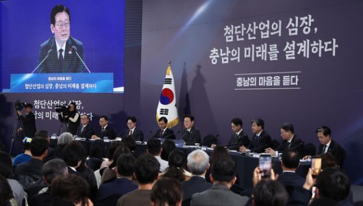 이재명 대통령이 5일 충남 천안시 한국기술교육대학교에서 열린 '충남의 마음을 듣다' 타운홀미팅 간담회에서 발언하고 있다. 연합뉴스