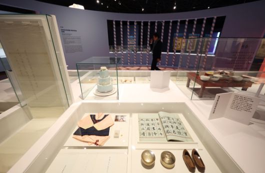 서울 종로구 국립민속박물관에서 특별전 '출산, 모두의 잔치'가 열리고 있다.   이번 전시는 출산으로 맺어지는 관계와 그 안에 담긴 다양한 이야기를 조명, 백일 저고리, 아빠가 쓴 육아일기 등 328건의 전시자료를 선보인다. 연합뉴스