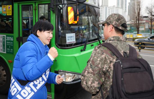 지난해 총선에서 서울 중-성동갑 후보였던 전현희 의원이 왕십리역 인근 대로에서 버스를 기다리던 한 군인에게 힘내라는 응원을 하고 있다. 우상조 기자
