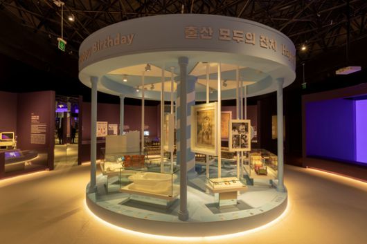 국립민속박물관은 2025년 12월 3일부터 2026년 5월 10일까지 기획전시실 1에서 특별전 '출산, 모두의 잔치'를 연다. 사진은 출산 관련 용품을 모아둔 전시장 풍경. 사진 국립민속박물관