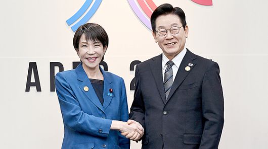 이재명 대통령이 지난 10월 경북 경주 APEC 정상회의장에서 다카이치 사나에 일본 총리와 회담에 앞서 악수를 나누고 있다. 대통령실사진기자단