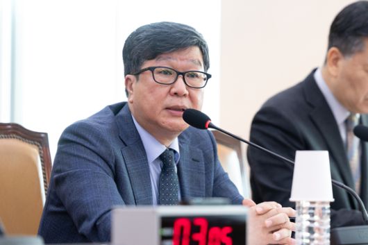 = 편장완 한국예술종합학교 총장이 지난 10월 20일 서울 여의도 국회에서 열린 문화체육관광위원회 사행산업통합감독위원회 등에 대한 국정감사에 출석해 안경을 고쳐쓰고 있다. 뉴스1