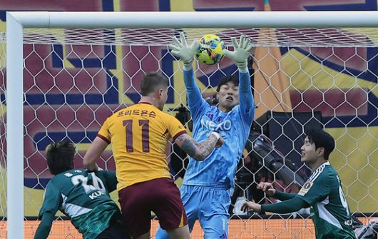 6일 오후 서울 마포구 월드컵로 서울월드컵경기장에서 열린 광주FC와 전북현대의 2025 하나은행 코리아컵 결승전에서 광주 프리드욘슨이 후반 동점골을 터트리고 있다. 뉴스1