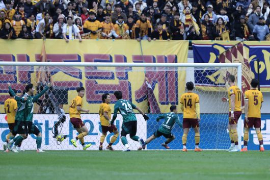 6일 오후 서울 마포구 월드컵로 서울월드컵경기장에서 열린 광주FC와 전북현대의 2025 하나은행 코리아컵 결승전에서 전반 전북 이동준이 선제골을 터트리고 있다. 뉴스1