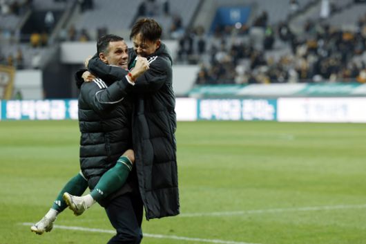 6일 오후 서울 마포구 월드컵로 서울월드컵경기장에서 열린 광주FC와 전북현대의 2025 하나은행 코리아컵 결승전에서 결승골을 넣은 전북 이승우가 2대1로 경기가 끝나자 거스 포옛 감독에게 안겨 기쁨을 나누고 있다. 뉴스1