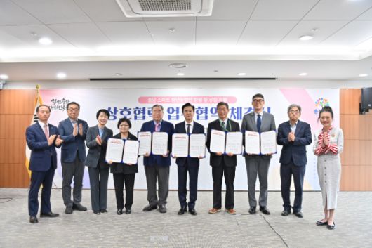 2024년 10월 충남도청에서 열린 '스마트팜 청년 농업인 양성·유입을 위한 업무협약식'에서 김태흠(왼쪽에서 여섯번째) 충남지사와 남서울대, 단국대, 한서대, 혜전대 등 관계자들이 기념사진을 촬영하고 있다. 연합뉴스