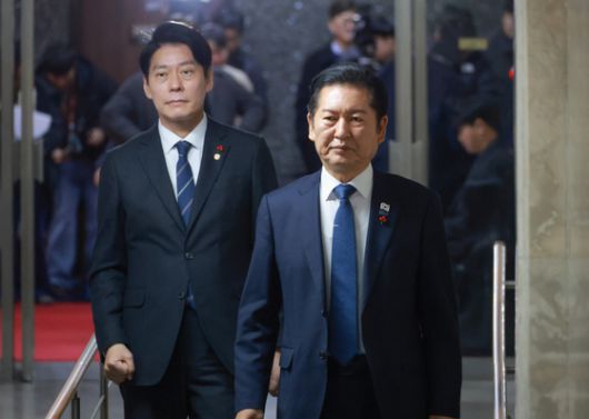 정청래 더불어민주당 대표와 김병기 원내대표가 8일 국회에서 열린 비공개 의원총회를 마친 뒤 회의실을 나오고 있다. 김성룡 기자