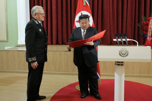 북한 노동당 기관지 노동신문은 지난 5월 10일 김정은 총비서가 전날 직접 알렉산드르 마체고라 주북 러시아대사에게 노동당 중앙위원회·국무위원회·최고인민회의 상임위원회·내각이 러시아 지도부와 인민에게 보내는 '공동 축하문'을 전달했다고 보도했다. 뉴스1