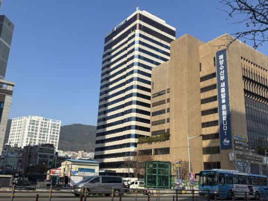 박형준 부산시장이 지난 5일 부산진구 양정동 한 아파트를 찾아 부산에 처음 이사 온 해양수산부 직원 가족에게 환영 인사를 하고 있다. 사진 부산시