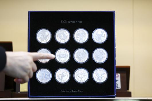 이달 초 서울 종로구 한국금거래소에 은 제품이 전시돼 있다. 은값(선물)은 이달 5일(현지시간) 뉴욕상품거래소에서 온스당 59.05달러로 역대 최고가를 기록했다. ‘가난한 자의 금’으로 불리는 은의 가격은 올해 들어 101.9% 치솟으며 60.5%인 금값 상승률을 압도했다. [뉴시스]