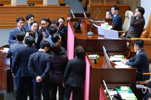 정청래 더불어민주당 대표가 9일 서울 여의도 국회 본회의장 앞에서 국민의힘을 규탄하고 있다. 뉴스1
