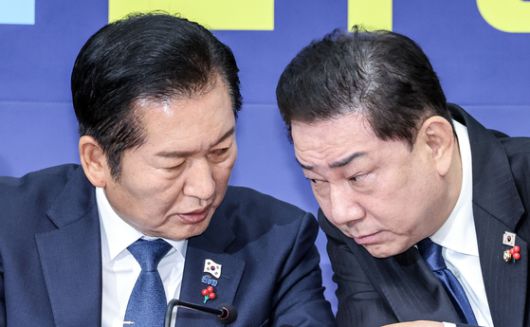 야당 의원들이 8일 국회에서 열린 '이재명 정권 독재악법 국민고발회'에서 장영수 고려대 법학전문대학원 명예교수의 '윤석열ㆍ김건희 등의 국정농단 사건 진상규명을 위한 전담재판부 설치에 관한 법률안' 문제점에 대한 강의를 듣고 있다. 연합뉴스