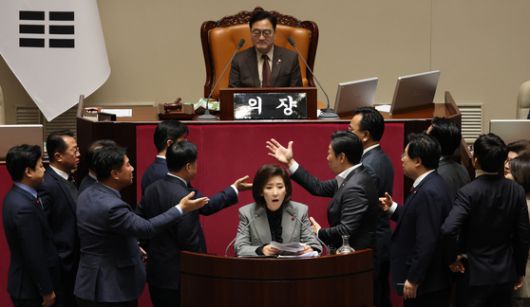 나경원 국민의힘 의원이 9일 서울 여의도 국회에서 열린 본회의에서 무제한토론(필리버스터) 중 우원식 의장이 정회를 선포하자 항의하고 있다. 뉴스1