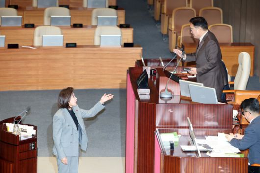 9일 국회 본회의에서 나경원 국민의힘 의원이 가맹사업법 개정안에 대해 무제한토론을 하는 가운데 여야 의원들이 발언대에서 목소리를 높이며 신경전을 이어가고 있다. 연합뉴스