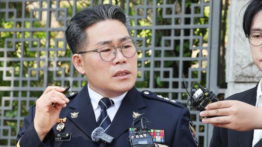 지난 2023년 9월 인천국제공항에서 이뤄진 실황 조사 당시 밀수범 A가 B에게 말레이시아어로 허위 진술을 종용하는 장면. 사진 인천 세관 마약 수사 외압 의혹 합동수사단