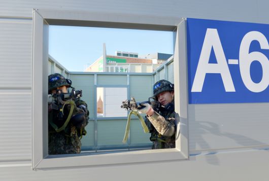 지난 8일 세종시 과학화예비군훈련장에서 예비군들이 교관에게 시가전시 주의상을 전달받고 있다. 김성태 객원기자