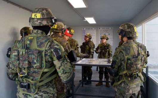 지난 8일 세종시 과학화예비군훈련장의 지휘소에서 교관이 훈련상황을 통제하고 있다. 김성태 객원기자