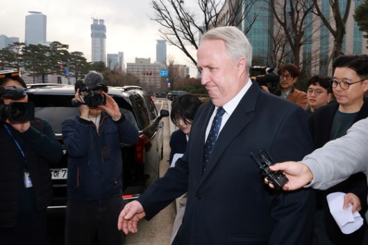 인요한 국민의힘 의원이 10일 국회에서 기자회견을 갖고 의원직 사퇴를 전격 선언했다.  인 의원이 사퇴 의사를 표명하면서 비례대표 다음 순번인 당 조직강화특별위원회 위원인 이소희 변호사가 의원직을 승계하게 된다. 뉴스1