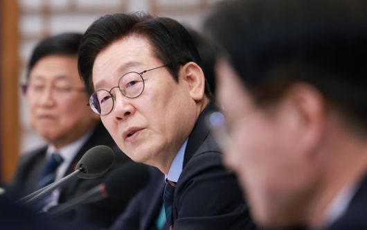 이재명 대통령이 10일 용산 대통령실에서 열린 AI 시대의 K-반도체 비전과 육성전략 보고회에서 발언하고 있다. 사진 대통령실통신사진기자단