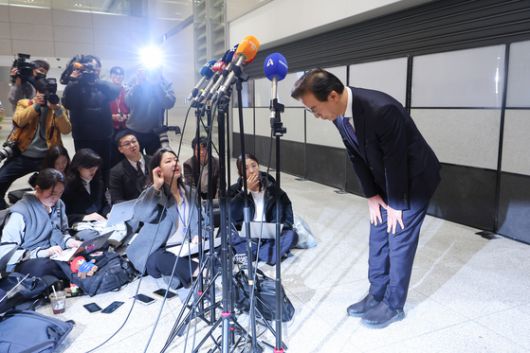 전재수 해양수산부 장관이 11일 '유엔해양총회' 유치 활동을 마치고 귀국하며 취재진에 인사하고 있다. 연합뉴스