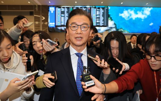 이재명 대통령이 7월 25일 부산 부경대에서 열린 타운홀미팅 '부산의 마음을 듣다' 간담회에서 전재수 해양수산부 장관의 발언을 듣고 있다. 연합뉴스