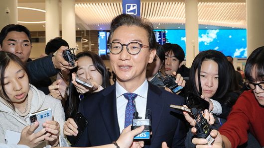 전재수 해양수산부 장관이 11일 '유엔해양총회' 유치 활동을 마치고 귀국해 취재진 질문을 받으며 이동하고 있다. 연합뉴스