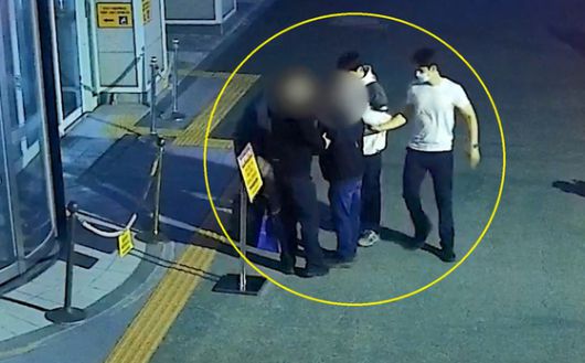 지난달 6일 사복 차림의 대전둔산경찰서 둔산지구대 소속 경찰관들이 대전시청 북문에서 보이스피싱 범죄 현금 수거책을 현행범으로 체포하고 있다. [사진 대전경찰청]