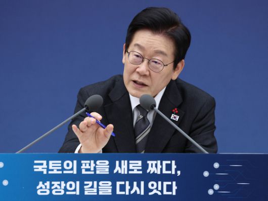 이학재 인천국제공항공사 사장이 24일 인천 중구 그랜드 하얏트에서 열린 '첨단복합항공단지 정비시설(H3) 개발사업 투자유치 실시협약 체결식'에 참석해 인사말을 하고 있다. 뉴스1