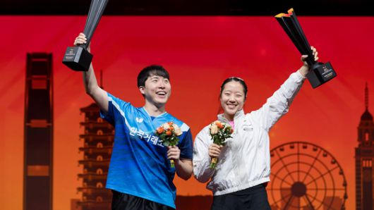 임종훈(왼쪽)과 신유빈이 13일 끝난 WTT 파이널스 홍콩에서 혼합복식 우승을 합작한 뒤 함께 기뻐하고 있다. 사진 WTT