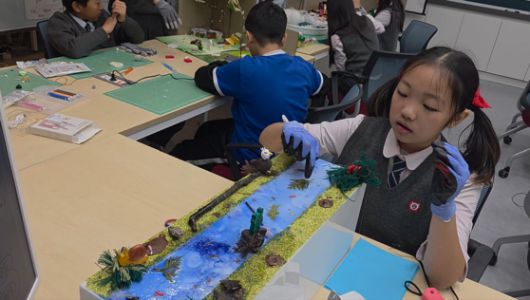 경북대사대부초 5학년 2반의 '함께 사는 생태계' 수업. 학생들이 3D프린터 등을 이용해 하나의 작은 생태계를 표현하면서 먹이사슬과 생태계의 구조에 대해 탐구하고 있다. 대구=백경서 기자