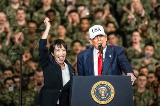 10월 28일 일본 요코스카 미 해군기지에 정박한 핵추진항모 조지 워싱턴함에서 트럼프 대통령의 소개로 다카이치 사나에 일본 총리가 손을 번쩍 들어보이고 있다. 다카이치 총리는 이날 일본 총리 중 처음으로 미 핵추진항모에서 연설했다. AFP=연합뉴스