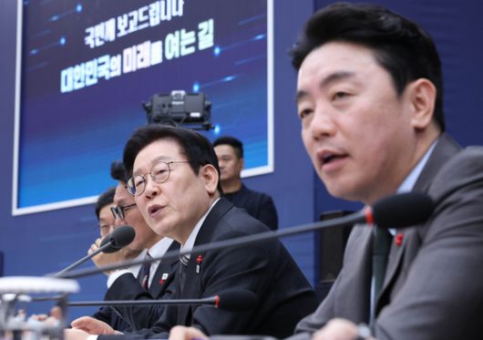 이학재 인천국제공항공사 사장이 지난 10월 27일 인천 중구 인천국제공항공사에서 열린 국회 국토교통위원회의 인천국제공항공사, 한국공항공사, 항공안전기술원, 국립항공박물관에 대한 국정감사에 출석해 의원 질의를 받고 있다. 뉴스1