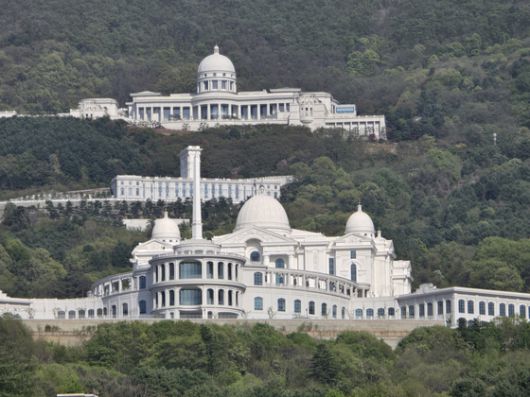 경기 가평군 설악면 미사리로 천정궁(맨 위)과 천원궁 모습. 천정궁은 한학자 세계평화통일가정연합(통일교) 총재가 거주하는 곳이다. 손성배 기자
