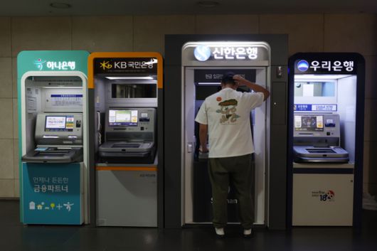 연말이 다가오며 은행들이 연간 가계대출 총량 관리에 총력을 기울이며 대환대출(대출 갈아타기) 금리가 일반 대출 금리보다 높은 현상이 나타났다. 연합뉴스