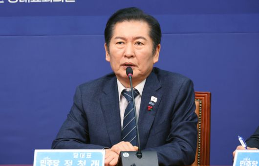 장동혁 국민의힘 대표가 15일 오전 국회 본관 앞 천막에서 열린 최고위원회의에서 발언하고 있다. 임현동 기자