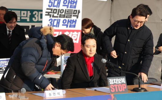 정청래 더불어민주당 대표가 15일 국회에서 열린 최고위원회의에서 발언하고 있다. 임현동 기자