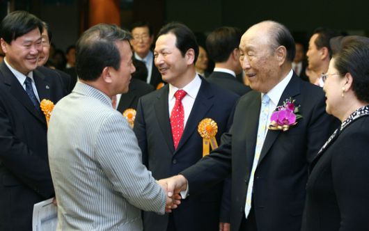 통일교로부터 금품을 수수했다는 의혹이 제기된 전재수 해양수산부 장관이 입장을 밝히고 있다. 뉴시스