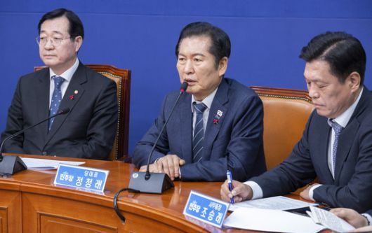 정청래 더불어민주당 대표(가운데)가 15일 국회에서 열린 최고위원회의에서 발언하고 있다. 임현동 기자