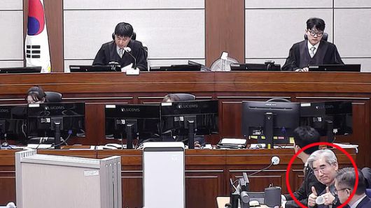 김용현 전 국방부 장관(붉은 원)이 재판을 받는 중에 방청석을 향해 엄지손가락을 올려보이고 있다. 사진 유튜브 캡처