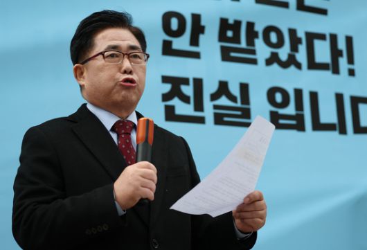 15일 국회의원회관 내 전재수 전 해양수산부 장관 사무실에서 통일교 금품 수수 의혹과 관련해 압수수색을 마친 경찰 관계자들이 나오고 있다. 연합뉴스