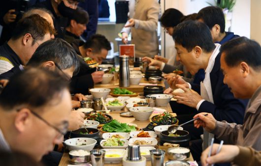오세훈 서울시장이 정담(情談) 식당 주방을 둘러보고 있다. 뉴스1