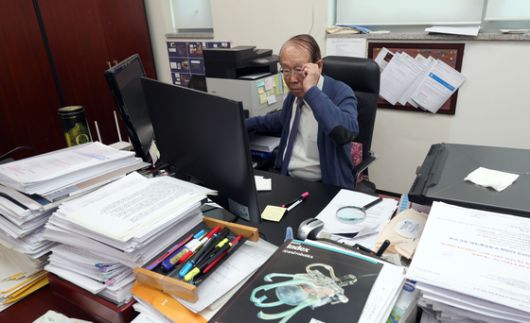 뇌과학자 조장희의 연구실. 각종 서류와 우편물이 책상에 쌓여 있다. 강정현 기자