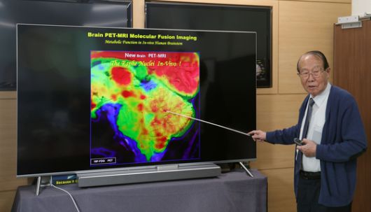 조장희가 직접 준비한 프레젠테이션 자료를 가리키며 설명하는 모습. 강정현 기자