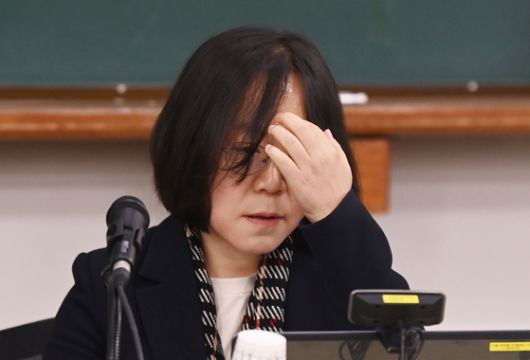 김예영 전국법관대표회의 의장이 지난 8일 오전 경기도 고양시 사법연수원에서 열린 전국법관대표 하반기 정기회의에서 머리를 만지고 있다. 김종호 기자