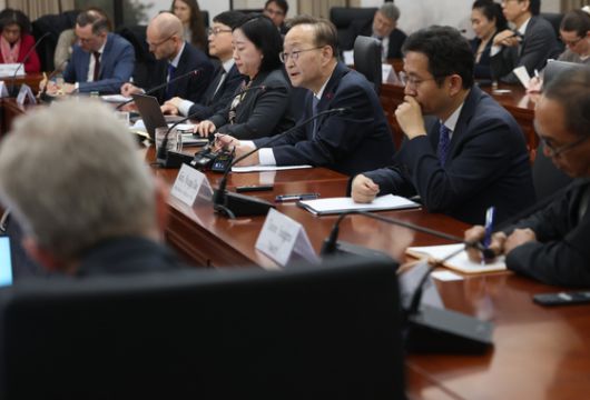 이날 김남중 통일부 차관(오른쪽 셋째)이 서울 종로구 남북회담본부에서 주한 대사 및 국제기구 관계자를 대상으로 한 정책설명회에서 발언하는 모습. [연합뉴스]